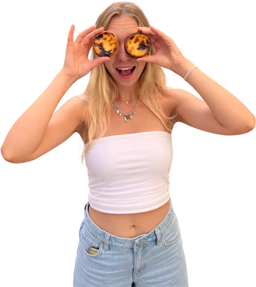 Alice tapándose los ojos con dos pasteles de nata